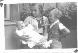 Bozener Str mit Ulla und Baby Bodo 1938