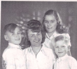 Charlotte mit ihren drei Kindern 1948