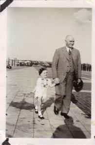 Ute mit Opa Spickerman am Reichssportfeld Juni 1938