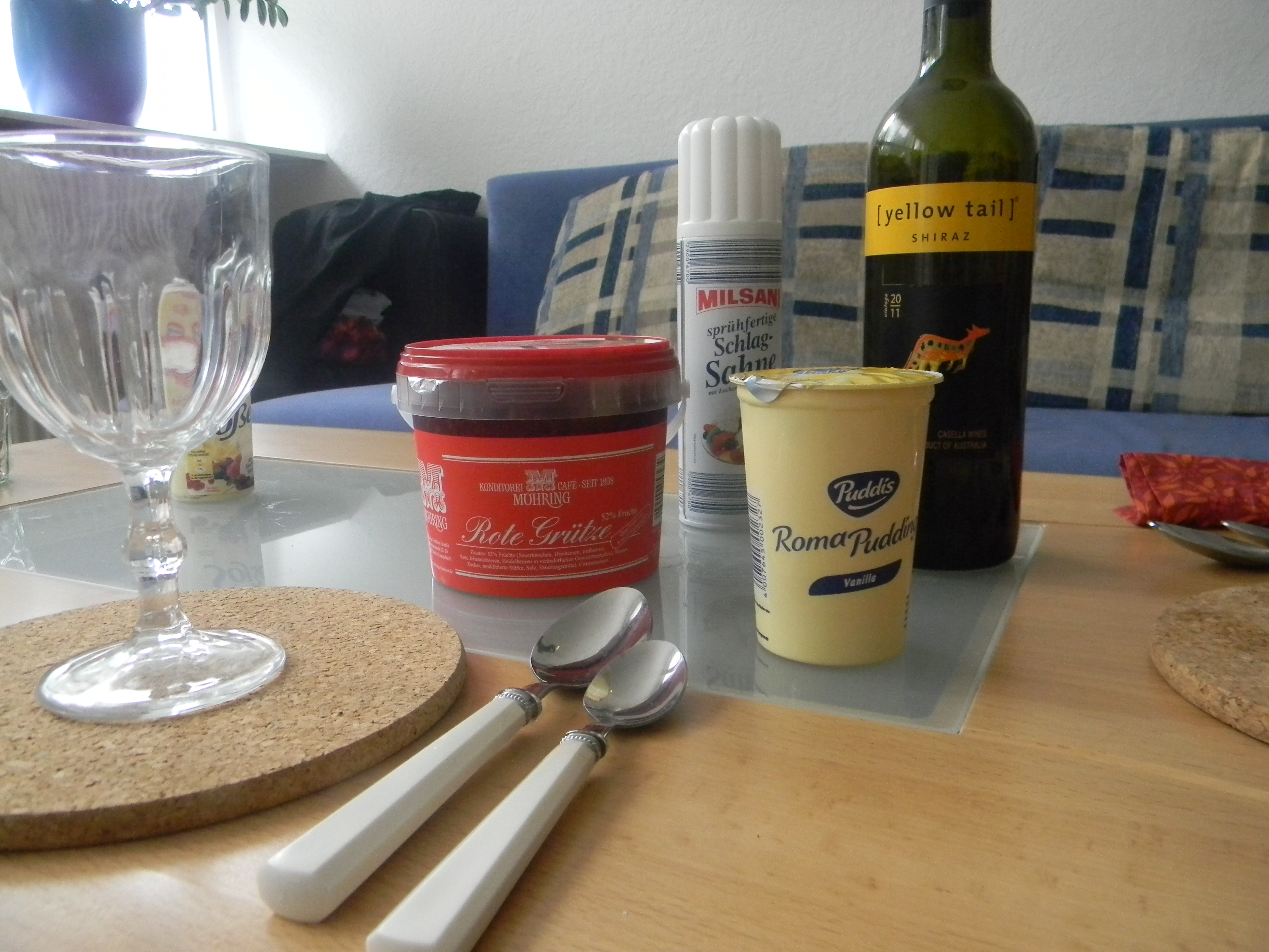 Rote Grütze, Vanille Sauce, Australian Wine