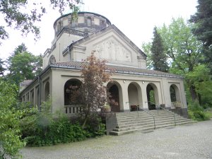 This building is at the entrance to the cemetary (Städtischer Friedhof Schöneberg)