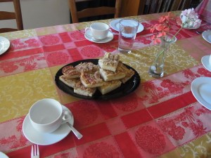 Caroline did bake this cake.