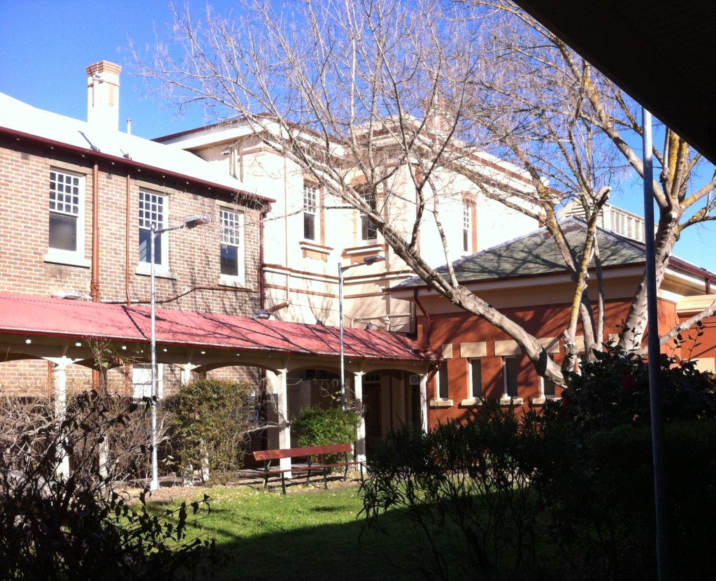 The station has an inner courtyard.
