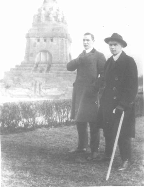Alexander und Edmund am Voelkerschlachts Denkmal after 1925