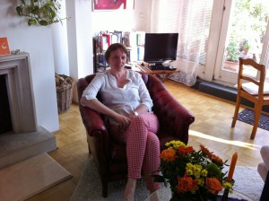 Caroline in Klaudia's apartment